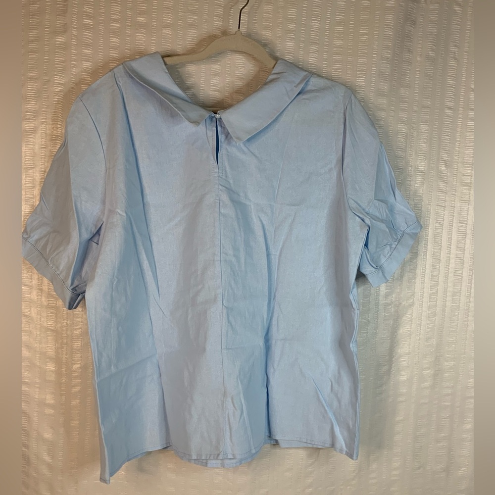 NWOT Women’s lightweight short sleeve blouse in light blue. - Picture 2 of 7